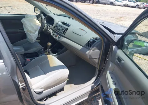 2004 Toyota Camry Le z USA, uszkodzony, nr VIN 4T1BE32K74U822587